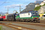 ELL Vectron 193 281 und MRCE 193 672 fahren aus Kufstein mit einem Zug des kombinierten Ladungsverkehrs nach Brennero ab.
Kufstein, A, 19. Sept. 2019.