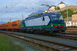 Vectron 193 299 des Wiener Leasing-Unternehmens ELL fährt mit einem Containerzug aus Kufstein Richtung Wörgl aus.