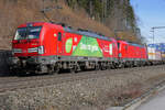 Zwei Vectron der DB Cargo, 193 310 und 193 308, führen einen Zug des kombinierten Ladungsverkehrs am Inn entlang, unterwegs nach Italien. Kiefersfelden - Kufstein, 13. Februar 2020