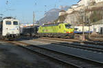 Mit einem langen Zug, beladen mit Sattelanhängern, machen sich TXL 193 558 und MRCE 193 641 auf den Weg zum Brenner und weiter nach Italien.