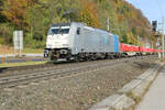 Die 186 182 der Railpool, vermietet an die belgische Güterbahn Lineas, hat gerade die Staatsgrenze von Bayern nach Österreich passiert und befindet sich schon auf dem Gebiet von Kufstein.