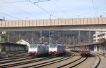 Glnzend! Railpool-Versammlung in Kufstein am 2.4.2010 mit zwei 186er-Dotras. Rechts 186 110 und 186 106-1 , links 186 109 und 186 105. Dem rechten Zug wurde in Kufstein noch die 185 663 zum nachschieben drangespannt, weswegen ich vermute, dass beide Leistungen Lokomotion Leistungen sind.