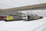 189 931-9, 185 66-5 und 189 905-3 von Lokomotion warten am 15.12.2010 in Kufstein auf die Ausfahrt zum Brenner.