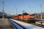 BR 1063 045-7 steht am 5.2.2011 in Wrgl vor dem Skisonderzug aus Utrecht nach Zell am See. Normalerweise ist diese Lok im Rangierbetrieb im Einsatz. Warscheinlich waren an diesem Tag nicht gengend Loks vorhanden, denn sonst fahren immer 1116. Traurig aber war!!!