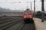 101 057-8 mit Skisonderzug aus Dnemark nach St. Anton am Arlberg wartet am 19.2.2011 in Kufstein auf die Ausfahrt. Pnktlich trotz der 16 Wagen am Haken!!!