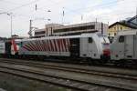 Wieder ein neues rotes Zebra, 186 285-3 steht am 30.3.2011 mit neuer Lackierung von RTC im Bahnhof Kufstein.
