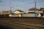 186 285-3 und 189 907-9 ``Eisenbahnrevue`` warten am 10.3.2011 in Kufstein auf die Ausfahrt nach Italien.