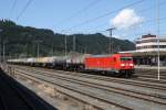 Am 19.7.2011 fhrt 185 358-9 mit einem Kesselzug im Bahnhof Kufstein ein.
