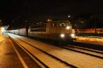 103 245-7 steht am 24.12.2011 mit dem Skisonderzug ``Alpenexpress`` von Zell am See nach Utrecht in Kufstein. Am Haken hat er eine Defekte 101 055-2.