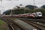 Die Railjet-Garnitur mit 1116 249-4 ``175 Jahre Eisenbahn in sterreich`` durchfhrt am 28.9.2012 den Bahnhof Kufstein, Richtung Wien West.