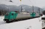 185 614-5 von TXLogistik und 185 618-6 der RBS AF stehen am 26.2.2013 im Bahnhof Kufstein.