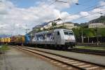 185 540-2 ``Kassel Huskies`` und 185 518-8 ``Transped`` von TXL sind am 5.5.2013 mit Sattelauflegern unterwegs, bei der Ausfahrt in Kufstein Richtung Italien.