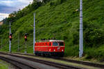 Leoben- Während am 30.05.2025 die Sonne hinter dem Horizont verschwindet, bahnt sich die 1144 040 durch das Gelände des Leobner Hbf, um Vorspann vor einem Erzzug leisten zu können.