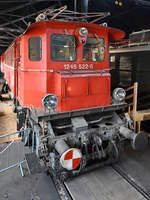 Die Elektrolokomotive 1245 522-6 der ÖBB wurde 1938 für die DR als E 45 222 gebaut. (Heizhaus Lienz, August 2019)