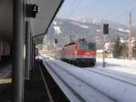 Durch den Bahnhof Mrzzuschlag fhrt ein aus Villach kommender BB EC mit einer 1044 als Zuglok; 13.2.10