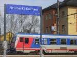 Neue Beschilderung am Bahnhof Neumarkt-Kallham.
Im Hintergrund sieht man den Triebwagen 5047.Dieser Triebwagen bedient die eingleisige Strecke von Neumarkt -Kallham ber Ried im Innkreis,Braunau/Inn nach Simbach/Inn.