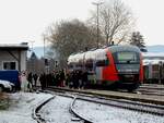 5022 019-1 wird, wie immer am Wochenende, hier als REX5965, am Bhf. Ried regelrecht gestürmt; 220108