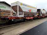 Sggrrs 31 81 4854 016-0 mit innofreight-container, welche mit Gleischotter beladen sind, und am Bhf Ried zur Entladung bereitstehen; 201017