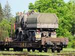 Smms 31 81 4706 044-2 beladen mit einem LKW, anlässlich einer Rangierfahrt im Bhf.