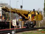 Schienenkran(D-RSR_99809419001-9) holt notwendiges Equipment zum Einbau einer Hilfsbrücke im Bereich des Bhf. Ried; 260409