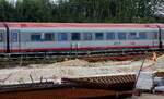 Bmpz 70 81 20-94 057-0, eingreiht im EC1216; passiert den im Umbau befindlichen Bhf. Ried; 260831