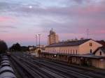  Es thront der Mond ber dem Bahnhof ;081214