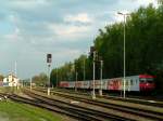 CS8073123-6 mit Tfzg 2016 071-9 wird anlsslich der Streckensperre zwischen Ried u.