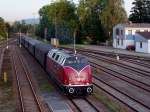 V200-033 erreicht mit dem aus 6 SBB-Wagen bestehenden Sonderzug  Nostalgie Rhein Express  den Bahnhof Ried i.I.;100922