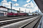 V 83 der SLB durchfährt mit einem Güterzug Salzburg Hbf.