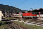 Mit dem IC500  Pyhrn-Priel  von Graz Hbf nach Linz Hbf beschleunigen am 12.4.2025 die 1144 263 und die 1144 282 am Zugschluss aus dem Bahnhof Selzthal in Richtung ihres Zieles.