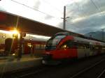 Sonnenuntergang am Bahnhof Spittal-Millstättersee am 18.8.2015. Rechts zu sehen ist der soeben angekommene 4024 111-9 als R 4873 (Lienz - Spittal-Millstättersee).