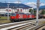 1293 022 und 036 mit Güterzug bei der Durchfahrt durch den Bahnhof Villach-West nach Süden.