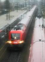 Schlechtes Wetter gibt es nicht - oder doch? Zumindest ist das kein Grund, die Kamera zu Hause zu lassen. 1016 050 bei der Einfahrt in den Bahnhof Wels am 10. November 2007. Der Weichzeichnereffekt des Bildes entstand durch die nasse Glasscheibe des Bahnberganges.