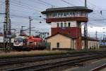 1116 246 als Lokzug bei der Einfahrt in den Bahnhof Wels vorbei am aufgelassenen Stellwerk, das nun nur mehr als Fotokulisse dient.