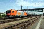 RTS 1216 901 steht mit ihrem Kesselwagenzug und einer (am Zugschlu befindlichen) Diesellok BR 2143 im Bahnhof Wels und wartet auf die Freigabe zur Ausfahrt in Richtung Passau.
Aufgenommen am 21. Juni 2008.