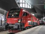 Am 24.07.2017 fuhr ein RailJet in Doppeltaktion nach Salzburg. Hier in Wien Hbf.