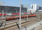 ÖBB 2070 039-0 rangiert am 09.08.2022 in Wien Hauptbahnhof zwei Autoreisezugwagen.