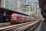 1116 182 steht mit einer CiyShuttle Garnitur in Wien Hbf bereit.