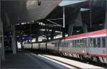 Teils im Schatten, teils im Licht -    Zug im Hauptbahnhof Wien.