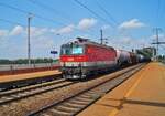 1144 212 mit einem Güterzug am 13.08.2020 von der Stadlauer Ostbahnbrücke kommend in der Haltestelle Wien Praterkai.