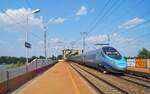 Polnischer Hochgeschwindigkeitsverkehr zu Besuch in Wien: Am 13.08.2020 befand sich der ED350 001 (2 370 001) der PKP, ein Schnelltriebwagen aus der Pendolino-Familie von Alstom, auf Betriebsfahrt von Wien Hütteldorf kommend Richtung Osten. Dabei wurde das üblicherweise in Polen als Express InterCity Premium verkehrende Fahrzeug in der noch nicht modernisierten Haltestelle Wien Praterkai aufgenommen.