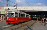 Wiener Straßenbahn: TW 4682 und ein Beiwagen vor dem Bahnhof Wien Nord.
