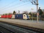 ES 64 U2-066 der Wiener Lokalbahn Cargo GmbH fhrt mit einem Containerzug durch Wien Meidling.