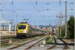 An der Baustelle vom neuen Hauptbahnhof vorbei, fhrt 1216 210  Kapsch  mit EC 78  Gustav Klimt  von Graz nach Prag.