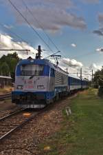 Der D100, bespannt mit der Skoda-Lok 380 013, auf der Fahrt nach Bohumin. An diesem Tag hatte die Lok nur nur 2 Wagons am Haken. Entstanden ist die Aufnahme beim Bahnschranken in Wien Süßenbrunn. (27.07.2015)