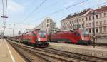 Fehl geplant. Eigentlich hatten wir zu diesem Zeitpunkt den Jubi-Railjet in Wien Westbahnhof erwartet. Stattdessen entstand dieses Bild der auf Ausfahrt wartenden Railjets mit den Loks 1116 241 und 1116 213. Aufgenommen am 03.07.2012.