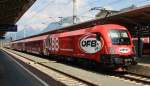 Der neue Railjet mit 1116 225-4 der ÖBB mit Werbung für den ÖFB hält am 12.6.2015 in Wörgl, auf dem Weg von Innsbruck nach Wien West. Die ganze Garnitur besteht aus Sponsoren für den Österreichischen Fußballbund (ARA Plus, Austrian Airlines, T-Mobile, Samsung, Tipp 3, Kronen Zeitung, Lotto und Austrian Sportstravel Management).