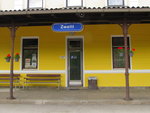 Der Eingang ins Bahnhofsgebäude von Zwettl am 01.06.2016.