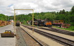 Abgestellte Kesselwagen und Fahrzeuge des Museums-Lokalbahn Vereins, am 01.06.2016 in Zwettl.