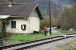 Einer der letzten seiner Art: Mobiler Schrankenwärter am 24.Oktober 2020 beim Schrankenposten 12 im Strecken-Km 17,1 der Görschitztalbahn.